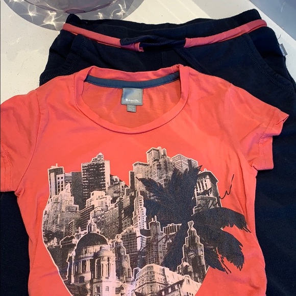 Bench tee and cropped pants - Picture 2 of 9